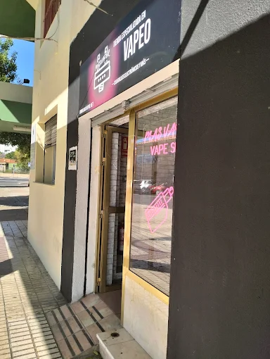 Entrada de tienda Mas Vapor con neón