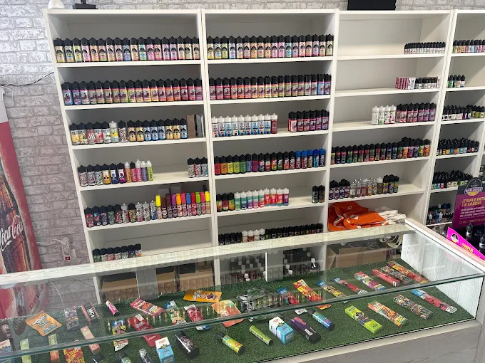 Interior de Mas Vapor con expositor de líquidos