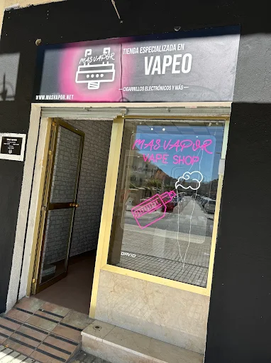 Fachada Mas Vapor con rótulo Vape Shop